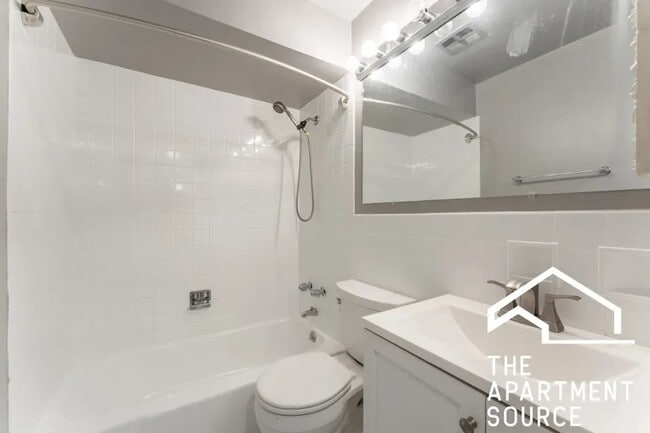 Photo - 663 W Grace St (Chicago, IL) Apartment