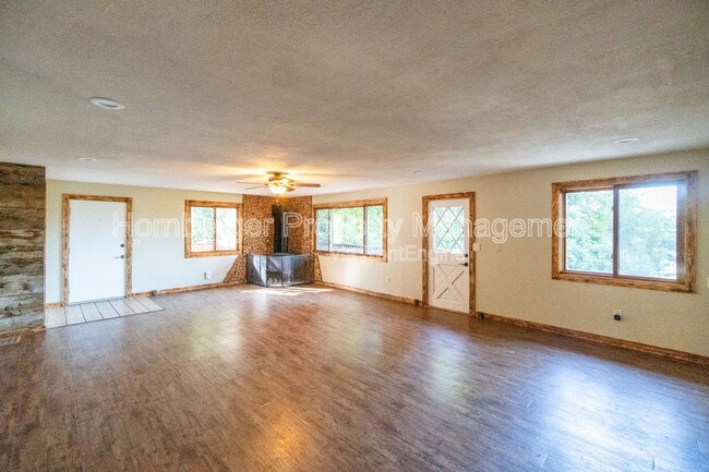 Building Photo - 1407 W Spring Ln