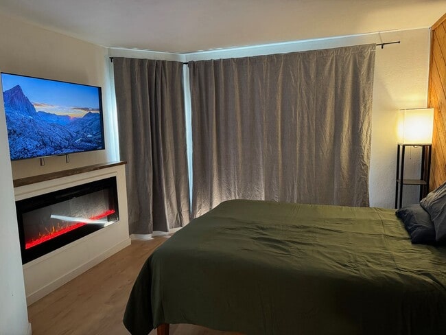 Building Photo - Spacious Snowcreek III Condo – Winter Rental
