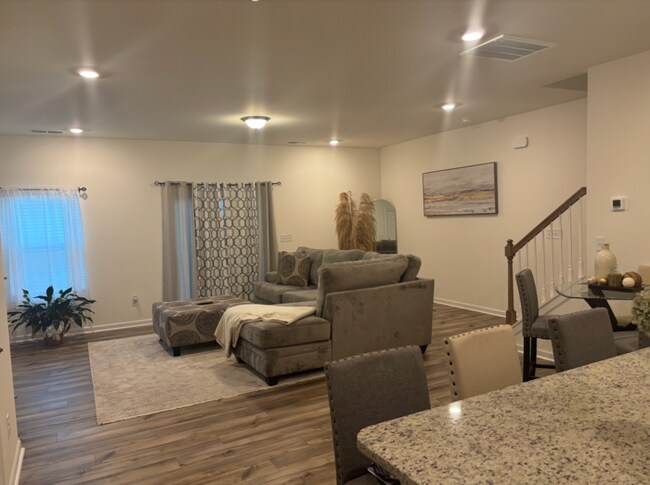 Building Photo - Stunning 3 Bed / 2.5 Bath End Unit Townhom...