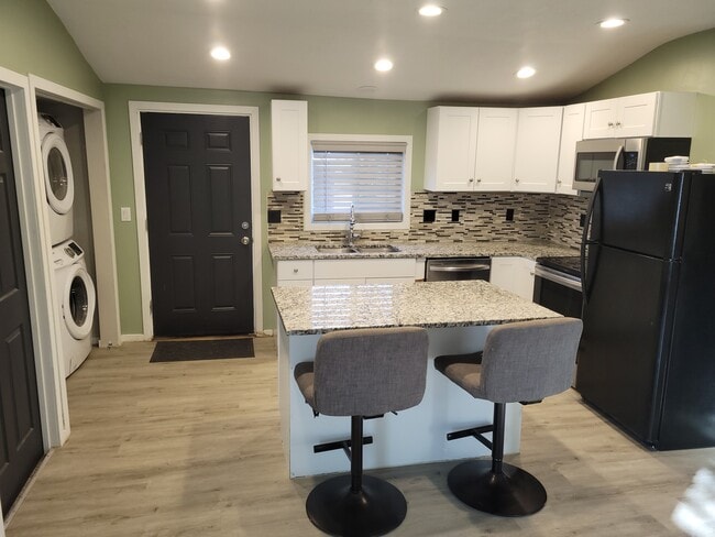 Building Photo - 198 W 200 S