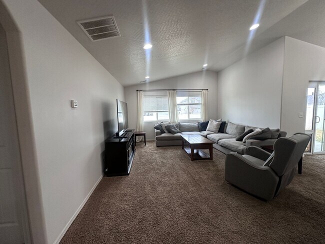 Building Photo - 3 bed 2 bath Rancher in Montrose a welcoming and friendly Community