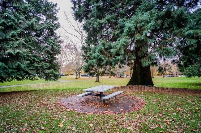 Foto del edificio - 14142 NE Sandy Blvd