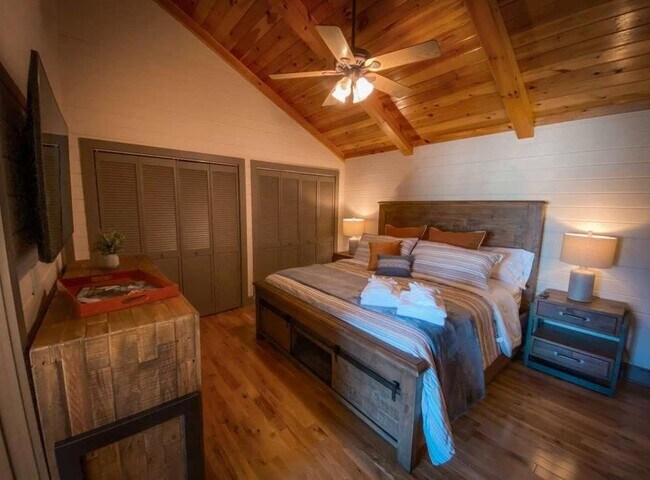 Foto del edificio - 544 E Main St