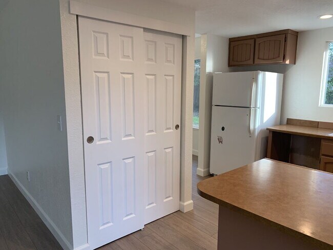 Foto del edificio - Recently remodeled home a short walk from Cameron Park Lake for rent!