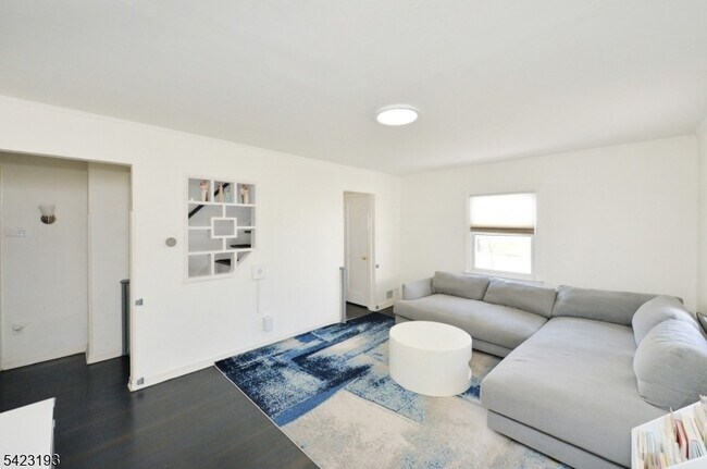 Foto del edificio - 483 Mt Prospect Ave