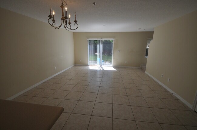 Foto del edificio - ALTAMONTE SPRINGS: 2 Story Townhouse, 3 bed/2.5 Bath, 1 Car Garage
