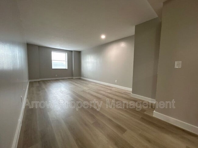 Foto del edificio - 208 E 5th St