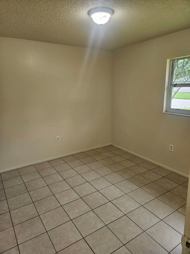 Building Photo - 3/2 DUPLEX