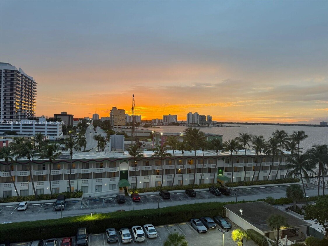 Foto principal - 1865 79th Street Causeway
