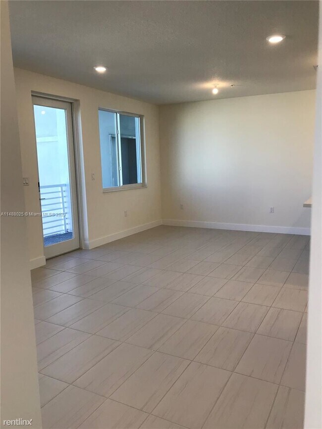Building Photo - 3 br, 2 bath House - 6416 NW 102nd Ct Apt 306