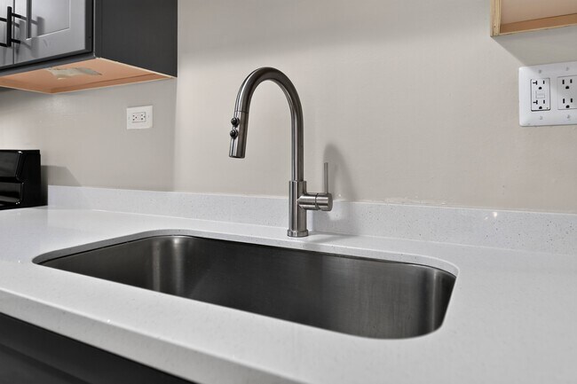 Disfrute de acabados modernos como este elegante grifo y lavabo cromados en Renaissance at Carol Stream en Carol Stream, Illinois. - Renaissance at Carol Stream