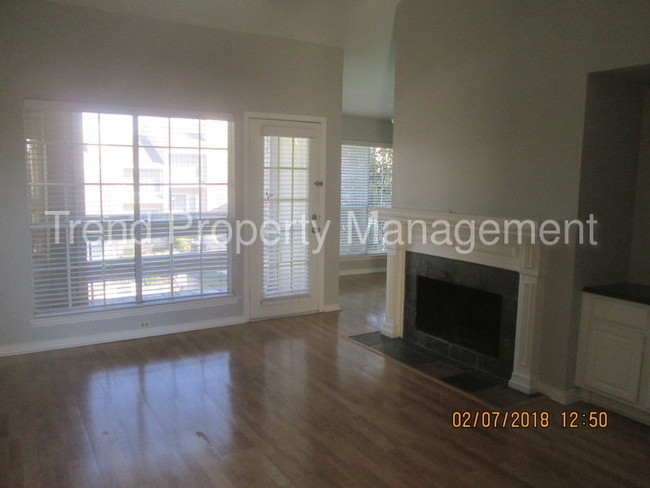 Building Photo - 3550 Country Square Dr