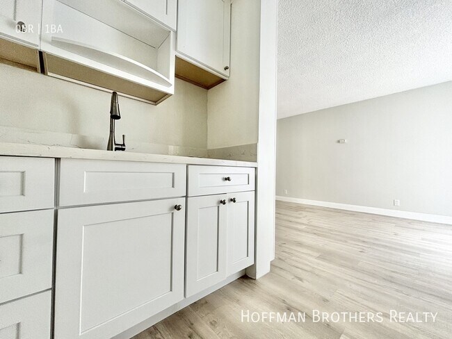 Building Photo - 5452 Sierra Vista Ave