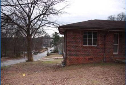 Building Photo - 305 W Oak St