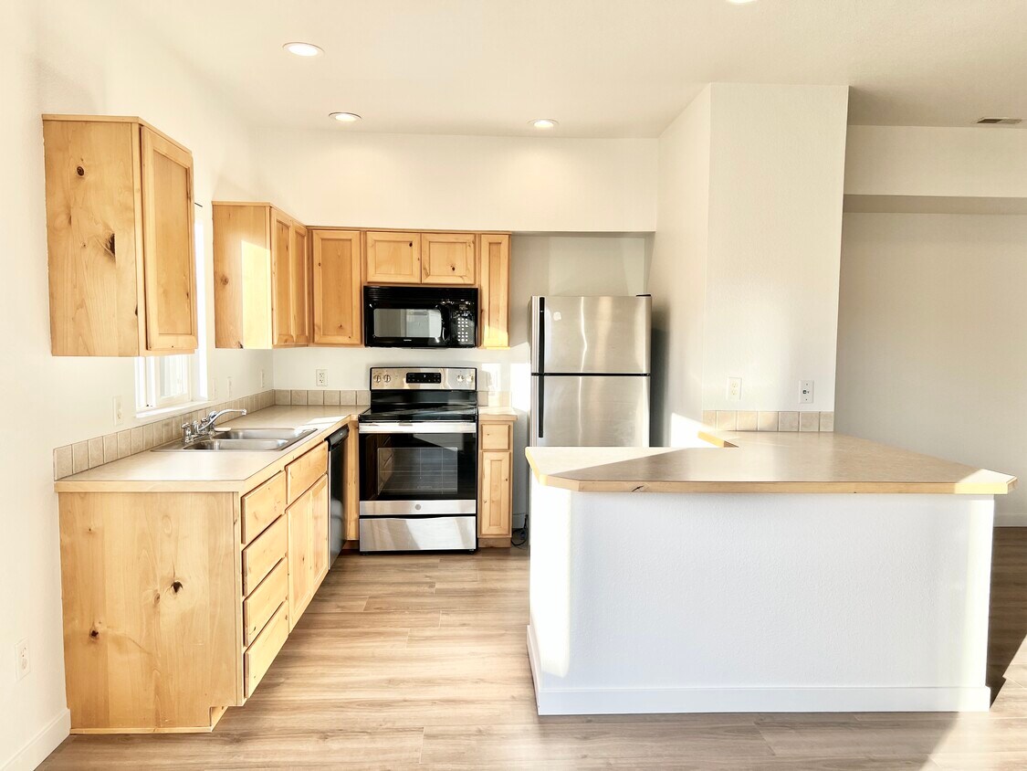 Cocina (vista desde el comedor) - 139 N Plummer Rd