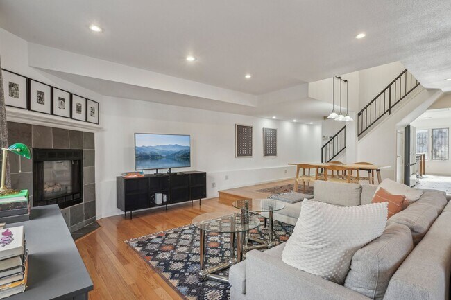 Foto del edificio - GORGEOUS BRICK TOWNHOME 2BD/3BA+LOFT- CHER...