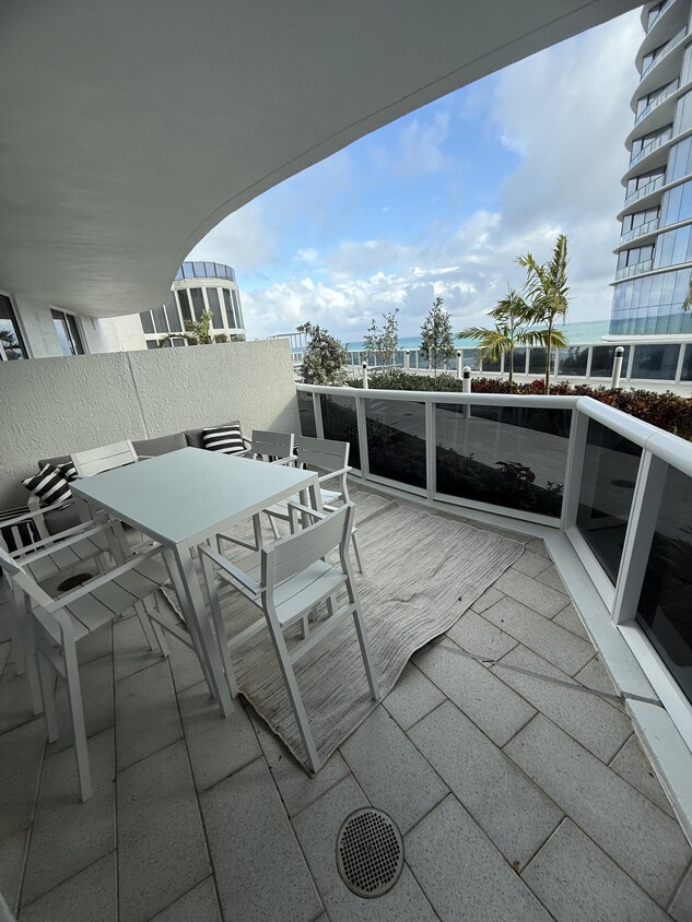 Foto principal - 15811 Collins Ave