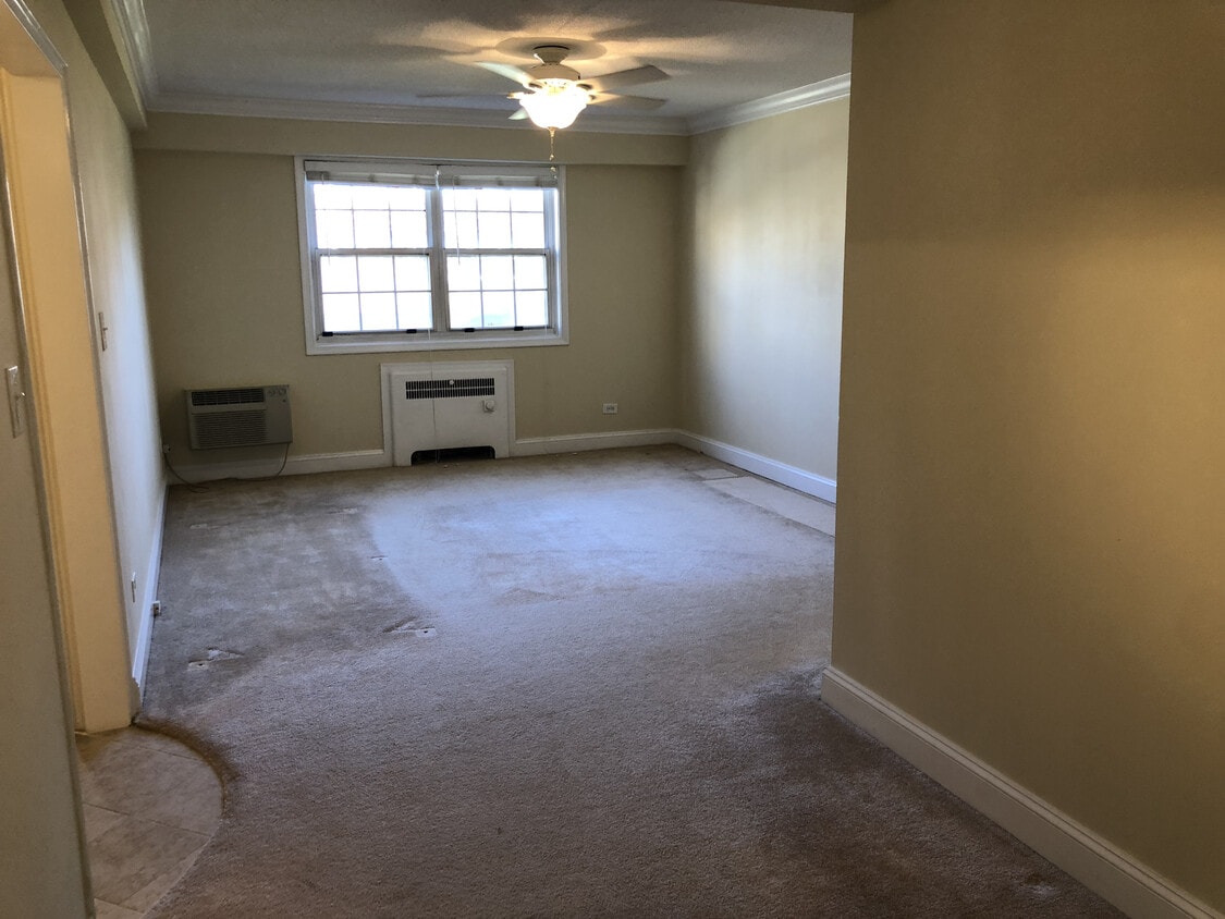 Empty Living Room - 4378 N Pershing Dr