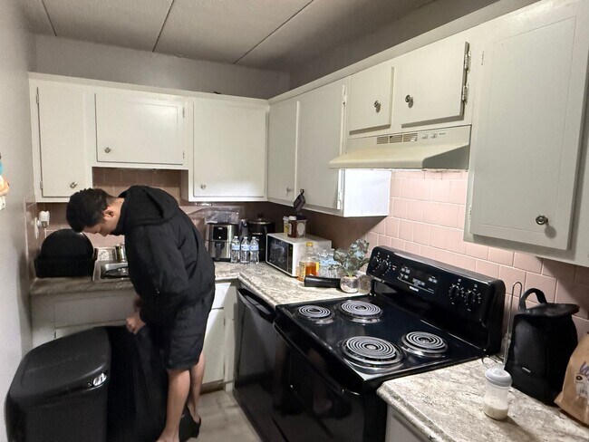 Building Photo - Oversized 2BR Apartment
