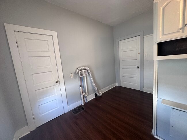 Building Photo - 911 Main-W