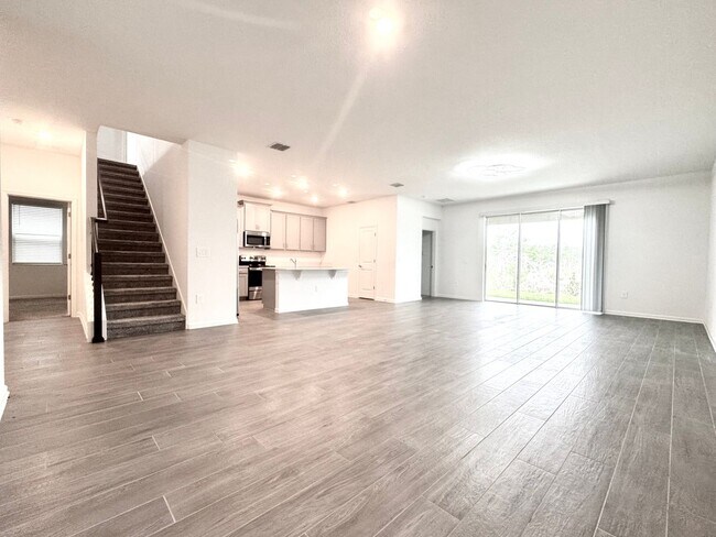 Building Photo - Like New - Large 4/4 Single Story Home wit...