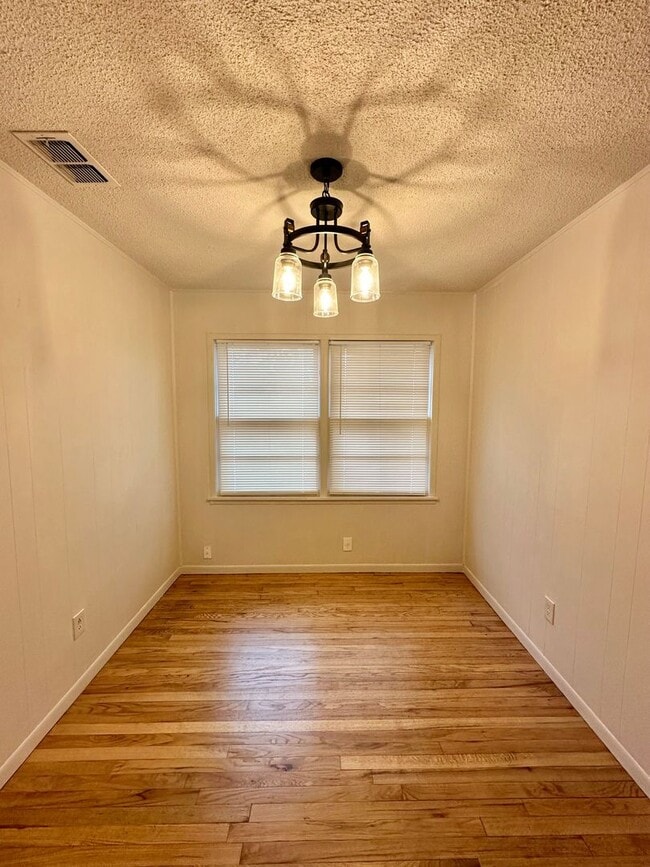 Building Photo - Cozy Three Bedroom, Centrally Located!