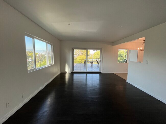 Family Room - 2101 Oak Glen Pl