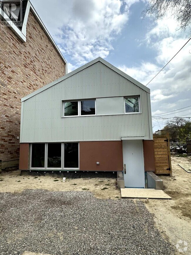 Building Photo - 839 Gladstone Ave
