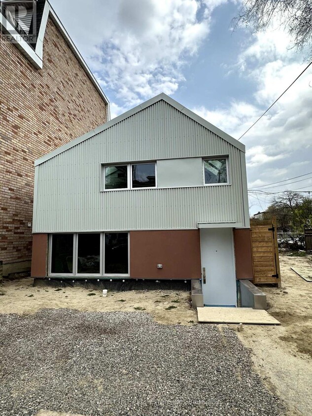Primary Photo - 839 Gladstone Ave