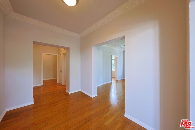 Foto del edificio - 1314 N HAYWORTH Ave