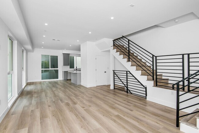 Building Photo - 328 N Serrano Ave