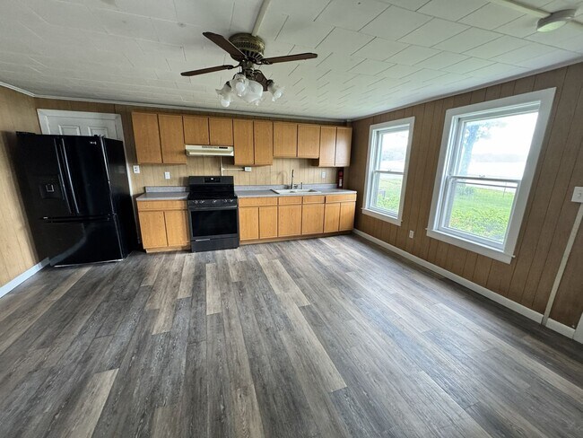 Foto del edificio - Spacious 3-Bedroom Lakeview Apartment – Milton, VT – Available Now