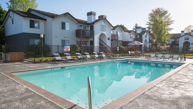 Disfruta del sol y refréscate en una de las dos de nuestras piscinas estilo centro turístico - Alister Parx I