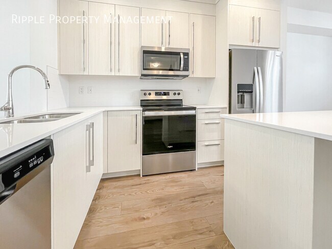 Building Photo - MODERN & SPACIOUS 3 BEDS, 2.5 BATHS TOWNHOUSE | DOUBLE ATTACHED GARAGE