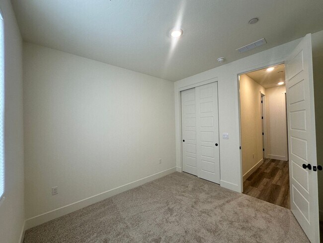 Foto del edificio - NW Visalia Home Coming Soon!