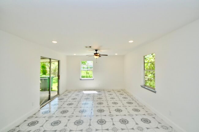 Foto del edificio - 10610 Fleming Dr