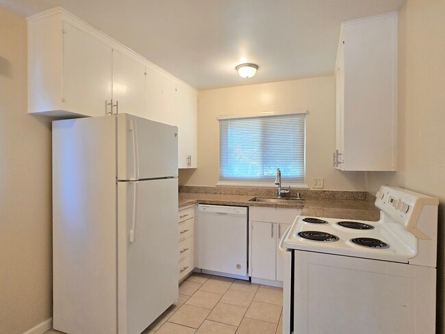 Building Photo - Cute Home in Cherry Chase, Updated Kitchen...