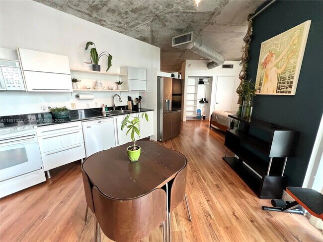 Foto del edificio - 690 SW 1st Ct