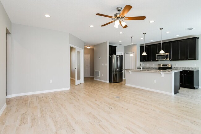 Building Photo - 201 Albany Dr