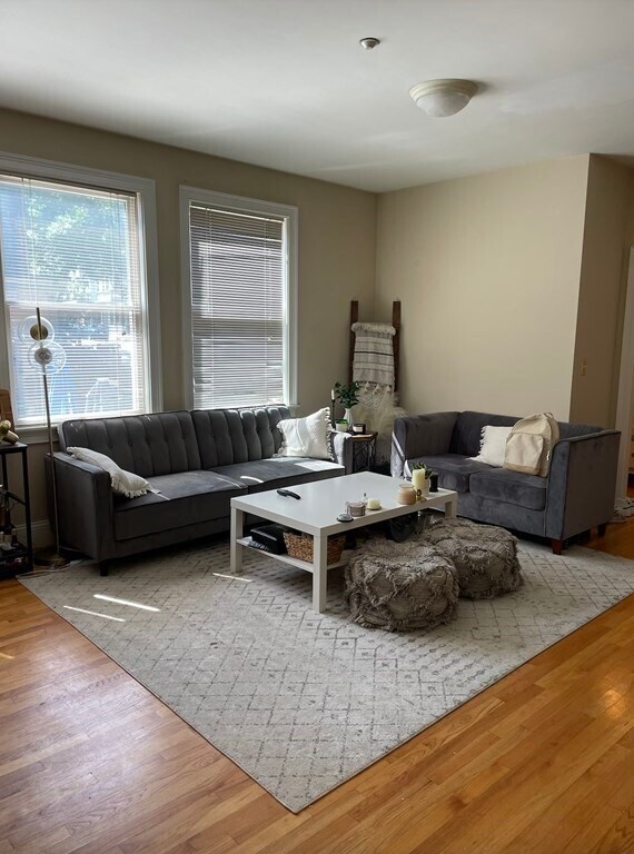 Foto del edificio - 320 W Broadway