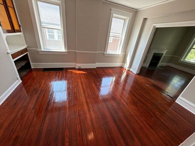 Foto del edificio - Spacious lower level apartment!