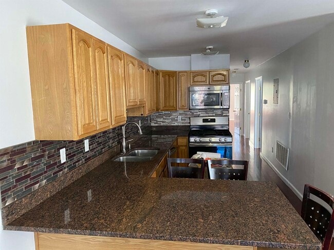 Building Photo - 183 Hutton St