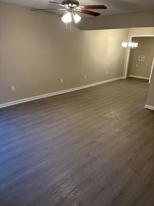 Building Photo - Beverly Manor Newly Renovated 2 Bedroom 1.5 Bathroom