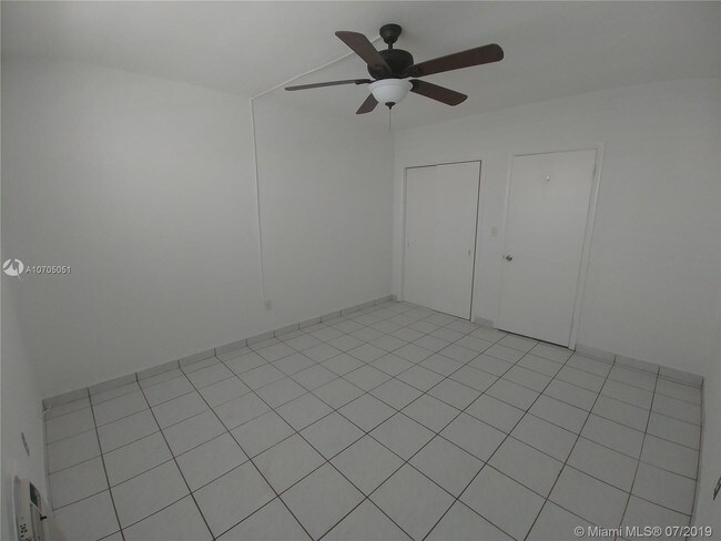 Foto del edificio - 8540 Byron Ave