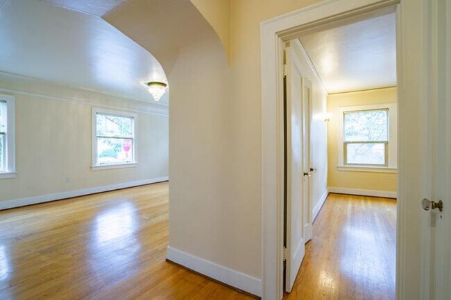 Building Photo - 1 bedroom in Seattle WA 98112