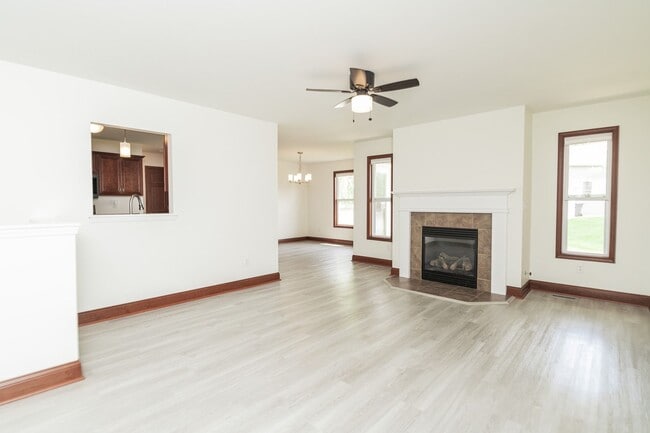 Building Photo - 3 Bedroom / 2 Bathroom Home for Rent in Va...