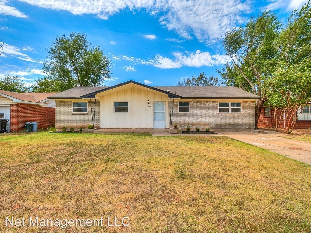 3 Br 1 5 Bath House 1323 N Nail Parkway House For Rent In Moore Ok Apartments Com