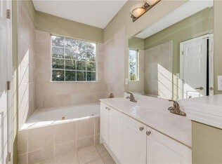 Foto principal - 200 Renaissance Pkwy NE