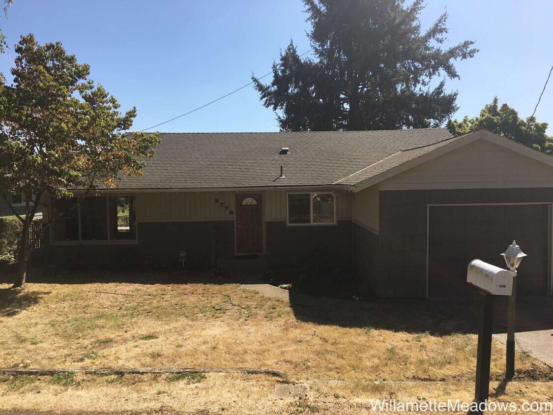 Foto principal - 3 Bedroom 1 Bath Great Neighborhood!!